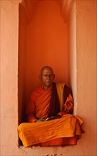 Buddhist monk, Mahabodhi temple, pilgrimage site, Bodhgaya, India, Asia