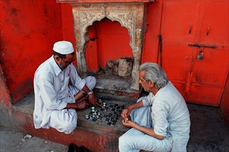 Men playing chess, street in Jaipur, india