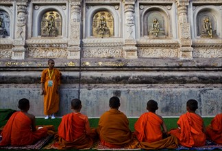 Buddhist novices from Thailand, meditation, Mahabodhi temple, Bodhgaya, India, Asia
