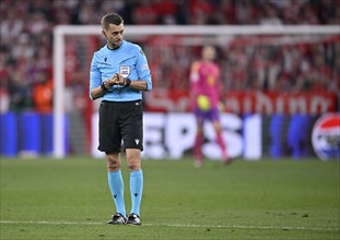 Referee Clement Turpin (FRA) notes yellow card, yellow, caution, Champions League, CL, Allianz