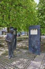 Kaisen monument by the sculptor Christa Baumgaertel at the Kastanienwaeldchen Am Wall in Bremen,