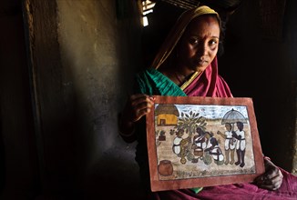Pyatkar painter holding one of her paintings (Jharkhand, india) . Pyatkar is a traditional art form