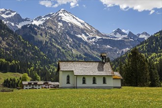 Chapel in Birksau, behind mountains of the Allgaeu Alps, Stillachtal, near Oberstdorf, Oberallgaeu,