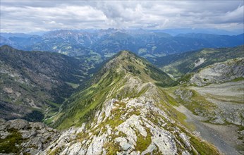 View along a mountain ridge to mountain panorama with Lesachtal, ascent to Raudenspitze or Monte