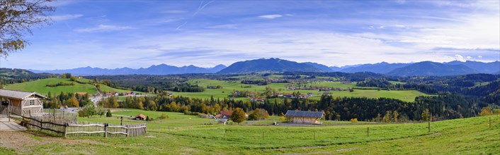 View from the Schoenegger Kaesealm over the Ammergau Alps, near Rottenbuch, Wildsteig, Upper