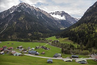 View of Mittelberg, behind Zwoelferkopf and Elferkopf, Kleinwalsertal, Vorarlberg, Austria, Europe