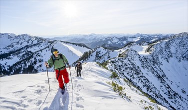 Two mountaineers on the ridge of the Aiplspitz in the snow, snow-covered mountain landscape with