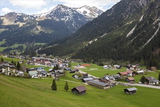 View of Mittelberg, back mountains of the Allgaeu Alps, Kleinwalsertal, Vorarlberg, Austria, Europe
