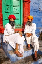 Two traditional men with turban having a talk, Jodhpur, Rajasthan, India, Asia