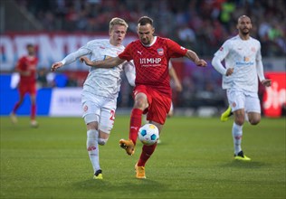 Football match, Scholberg HANCHE-OLSEN 1. FSV Mainz 05 left in a duel for the ball with Jonas