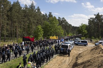 Participants and police on the L23 road at the Wasser. Forest. Justice against the expansion of the