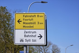 Signposts to the centre, railway station and car train loading station in Niebuell, Nordfriesland