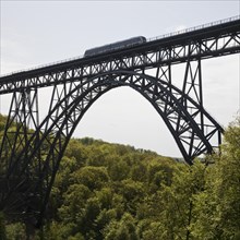 Muengsten Bridge with diesel railcar, highest railway bridge in Germany, Solingen, Bergisches Land,