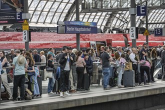 Waiting passengers, platform, central station, Mitte, Berlin, Germany, Europe