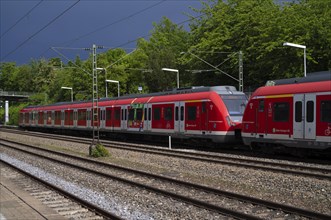 Daylight shot S-Bahn, train, class 420 in traffic red, platform, stop, Sommerrain station, public