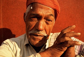 Ear cleaner, low caste hindu man, Delhi, India, Asia