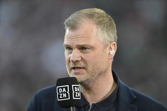 Chief Sports Officer Fabian Wohlgemuth VfB Stuttgart portrait, in an interview, microphone, mike,