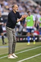 Coach Pellegrino Matarazzo TSG 1899 Hoffenheim engaged on the sidelines, gestures, clapping his