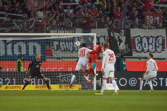 Football match, Tim KLEINDIENST 1.FC Heidenheim 10 floating in the centre in a header duel from