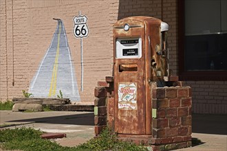 Old Sinclair petrol pump on Route 66, Oklahoma