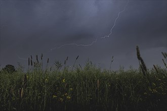 Lightning flashes in the sky during a thunderstorm in Waldhufen, 19/05/2024