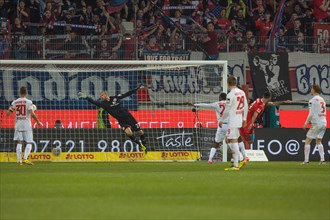 Football match, Tim KLEINDIENST 1.FC Heidenheim 10 in red scores the 1:1 equaliser and at the same