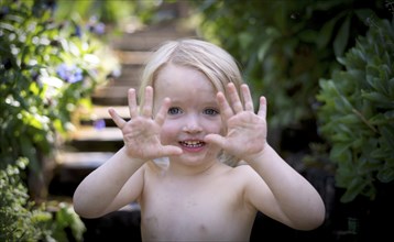 Girl, 3 years, blonde, shows dirty hands, dirty, dirty sparrow, smiles, garden, summer, Stuttgart,