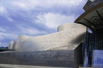 Guggenheim Museum Bilbao on the banks of the river Nervion, architect Frank O. Gehry, Bilbao,