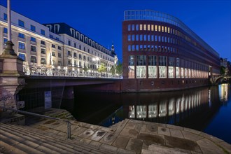 Fleethof, modern office building, reflected in the Bleichenfleet, Hamburg, Germany, Europe