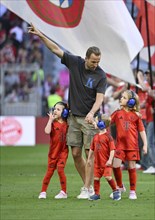 Harry Kane FC Bayern Munich FCB (09) in shorts, T-shirt, logo, Calvin Klein, with children,