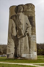 Fort Dodge, Iowa, A mural on the disused Fort Dodge Grain Terminal shows seven figures representing