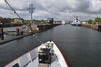 Steamship, paddle steamer, paddle steamer Freya enters the Kiel-Holtenau lock, Schleswig-Holstein,