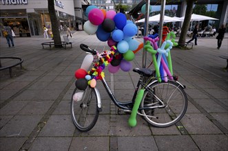 Bicycle with balloons, balloon figures of a balloon artist, pedestrian zone, Koenigsstrasse,