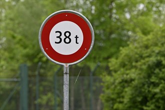 Road sign 38 tonnes