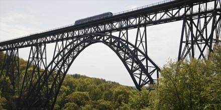 Muengsten Bridge with diesel railcar, highest railway bridge in Germany, Solingen, Bergisches Land,