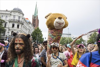 Dancers from the group Urso Ki Ti Schubsen at the street parade of the 26th Carnival of Cultures in