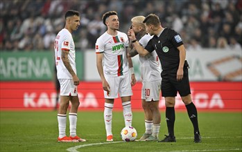 Referee Referee Patrick Ittrich, gestures, gestures, shows Ruben Vargas FC Augsburg FCA (16)