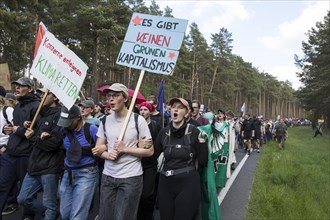Participants with signs Enteignen Konzerne enteignen / Klima retten and Es gibt keinen gruenen