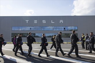 Police officers in front of the Tesla Gigafactory at the demonstration Wasser. Forest. Justice