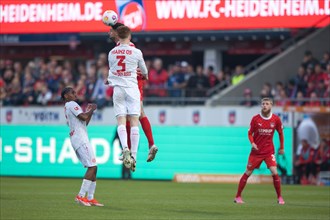 Football match, Sepp VAN DEN BERG 1. FSV Mainz 05 with his back to see in a header duel with Tim