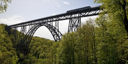 Muengsten Bridge with diesel railcar, highest railway bridge in Germany, Solingen, Bergisches Land,