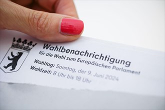Symbolic photo: A polling card for the European Parliament election is pulled out of a letter.