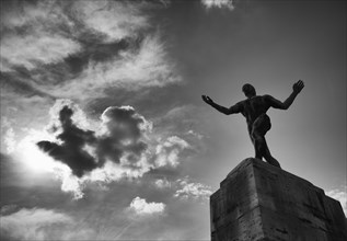 Bronze sculpture The Wrestler by Hugo Lederer, Raussendorffplatz, Heerstrasse, clouds, black and