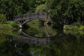 Wooden bridge, north bridge, Johannapark pond, Johannapark, Leipzig, Saxony, Germany, Europe