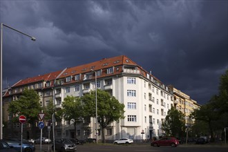 Residential building, apartment block, thunderstorm atmosphere, thunderstorm, dark clouds, Berlin,