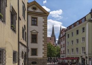 Historic houses with the towers of St Peter's Cathedral, Regensburg, Upper Palatinate, Bavaria,