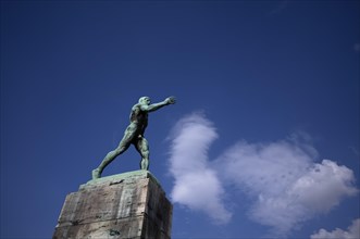 Bronze sculpture The Wrestler by Hugo Lederer, Raussendorffplatz, Heerstrasse, Wolken, Berlin,