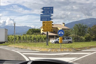 Wine road, car, crossroads, signs, signposts, landscape, wine tour, wine press, wine-growing area,