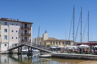 Townscape at the Rue des 2 Ports, in the background the church Saint-Francois d'Assise, Port