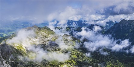 Panorama from the Nebelhorn, 2224m, to the Entschenkopf, 2043m and into the cloudy Retterschwanger